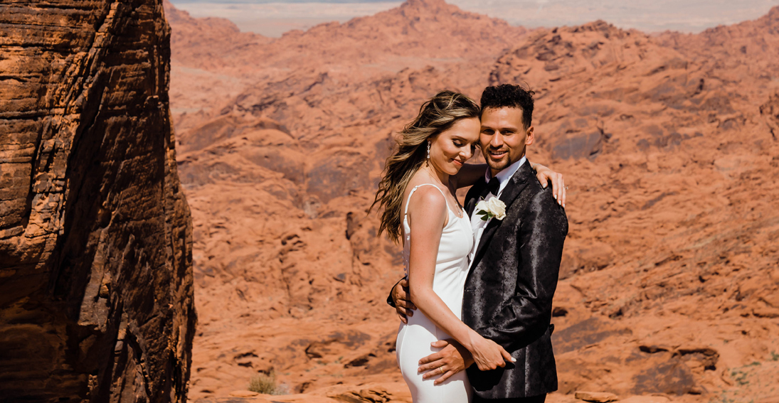 Exchanging vows at Valley of Fire with stunning views and helicopter flight over Las Vegas